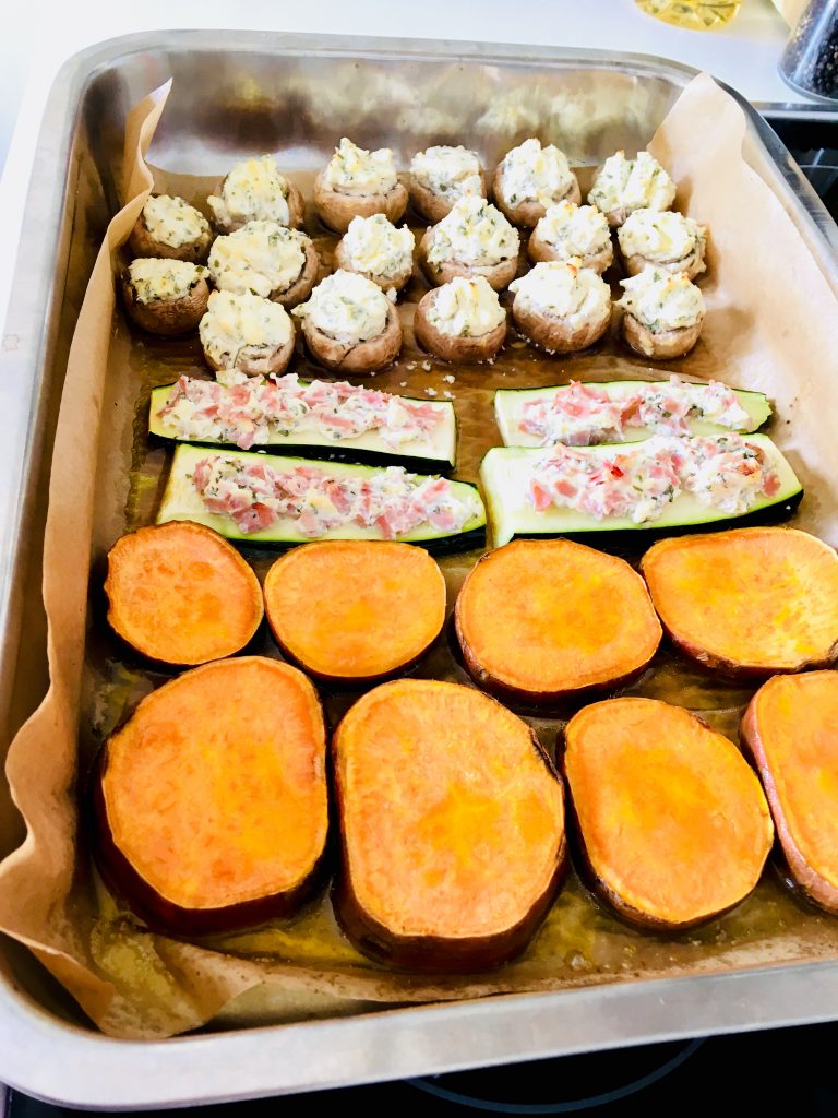Gefüllte Champignons, überbackene Zucchini und Süßkartoffel | fotozitrone